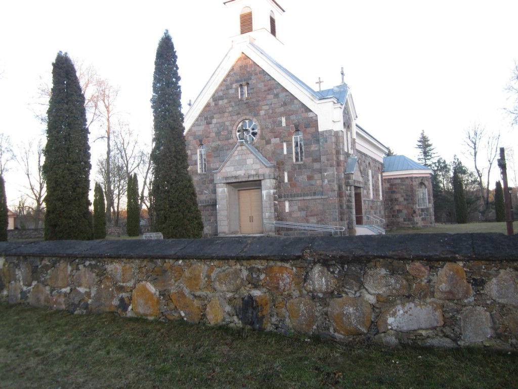 Akmeninė Šv. Petro ir Povilo bažnyčia pagal architekto Vaclovo Michnevičiaus projektą pastatyta 1935 m. 