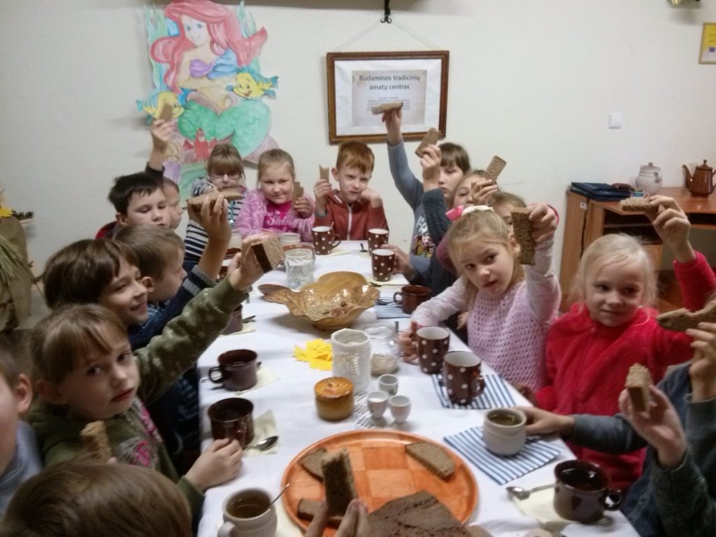 Amatų centre vaikams rengiama edukacinė programa „Duonos kelias“. R. Kazakevičienės nuotr.