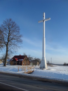 Vos įvažiavus į Kavarską akį traukia aukščiausias Lietuvoje gelžbetoninis 20 metrų kryžius. J. Žurauskienės nuotr.