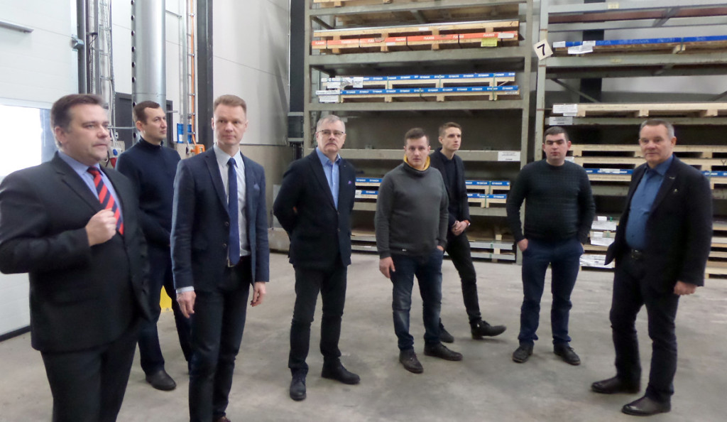 Įmonės savininkas K.Isotalo ūkininkams iš Lietuvos parodė kaip gamykloje surenkamos „Antti“ džiovyklos.