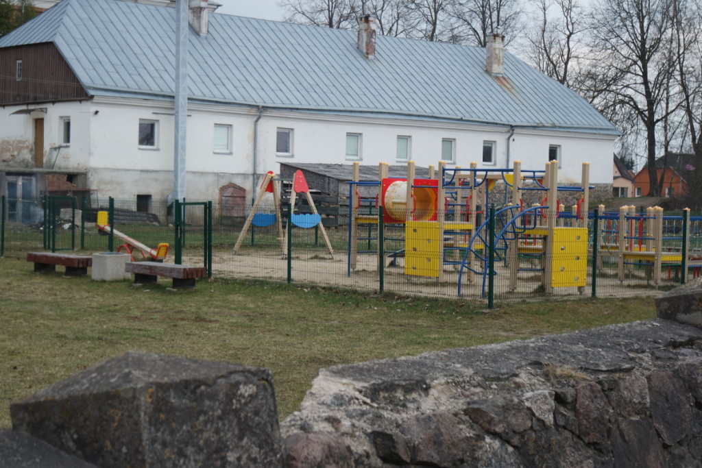 Vaikams įrengta moderni žaidimo aikštelė. V. Tavorienės nuotr.
