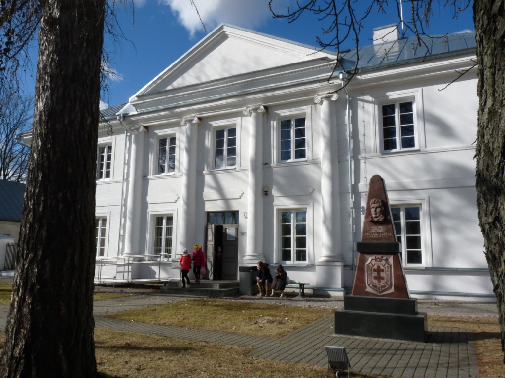 Šiame name 2008 m. įrengta ekspozicija, skirta legendiniam Lietuvos partizanui Juozui Lukšai-Daumantui ir jo šeimai. R. Kazakevičienės nuotr.