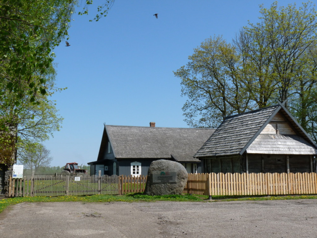 Prano Dzūko sodyboje sukaupta daug senovinių ūkio padargų, baldų, namų apyvokos daiktų. R. Kazakevičienės nuotr.