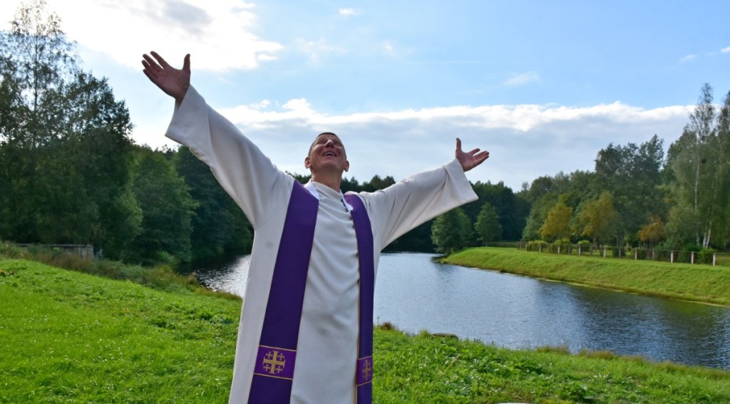 Ruklos Šv. Dvasios parapijai nuo 2001-ųjų vadovauja teologijos mokslų daktaras, kunigas Arnoldas Valkauskas, Ruklos įgulos karo kapelionas, majoras. J. Žurauskienės , K. Putelio ir G. Jasiulionio nuotraukos