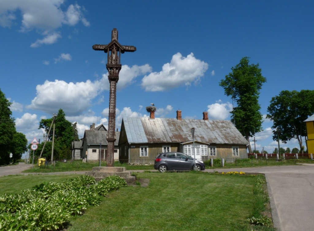 Miestelio centre iškilęs didingas kryžius primena praeitį. R. Kazakevičienės nuotr.