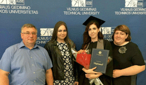 Magistro diplomų teikimo ceremonijoje dalyvavo visa šeima.