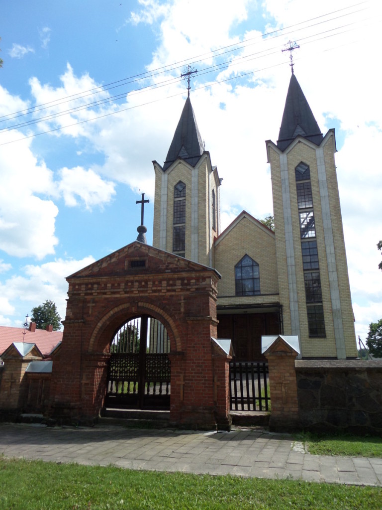 Panoterių Šv. Kryžiaus atradimo bažnyčioje buvo pašventinta miestelio vėliava. J. Žurauskienės nuotr.