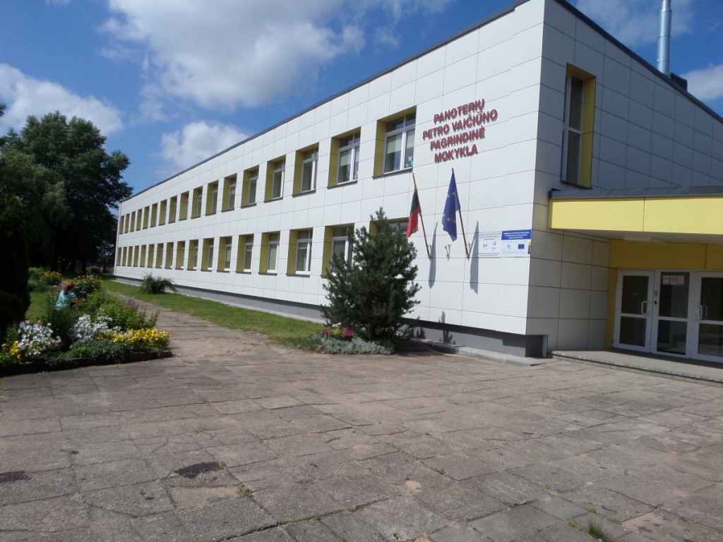 Panoteriškiai didžiuojasi mokykla, kuriai, 1990 m. liepos 11 d. minint kraštiečio poeto ir dramaturgo P. Vaičiūno 100-metį, buvo suteiktas jo vardas. J. Žurauskienės nuotr.