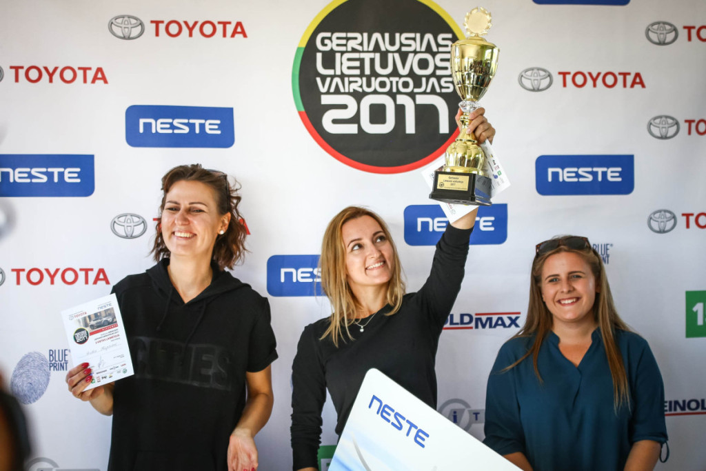 Moterų įskaitoje pergalę šventė vairavimo instruktorė S. Dambrauskaitė, antrą vietą laimėjo G. Kuprienė (kairėje), o trečią - I. Kučinskaitė. Organizatorių nuotr.
