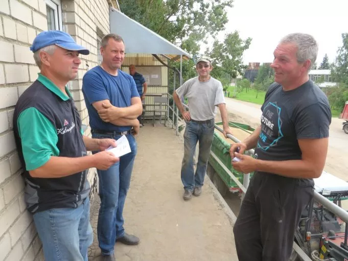 Vakar beveik visą darbo dieną prie AB „Rokiškio grūdai“ praleidę ūkininkai: (iš kairės) V. Baranauskas, R. Mickys, J. Lapienis ir J. Šimėnas sakė, jog pykti lyg nėra dėl ko. 