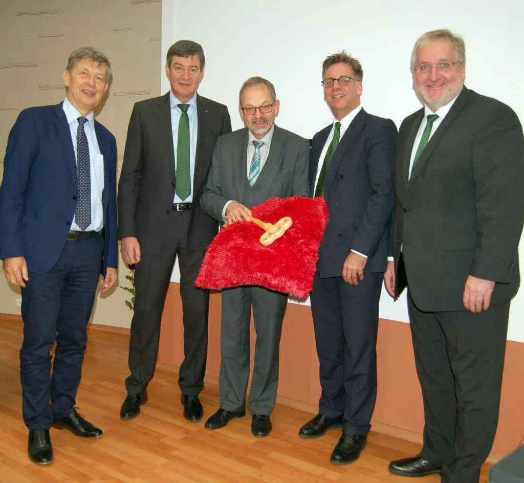 VH filialo „VH Lietuva“ įkurtuvių raktas rodo dešimtmečio sėkmę – sutaria filialo krikštatėvis dr. G.Radzevičius ir VH vadovai dr. R.Langneris, K.Mugele, T.Gehrke ir J.Stechmannas.