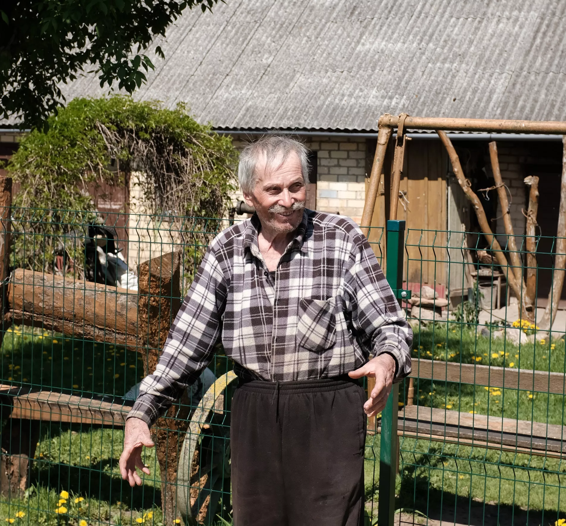 Vladas yra prisidėjęs kone prie kiekvieno ankstesnio kaimo namelio statybos, mat visą gyvenimą ir dirbo statybininku. A. Kasparavičiaus nuotr. 