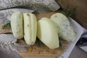  Žemės ūkio bendrovė „Šaltekšnis“ gamina 16 rūšių sūrius. 