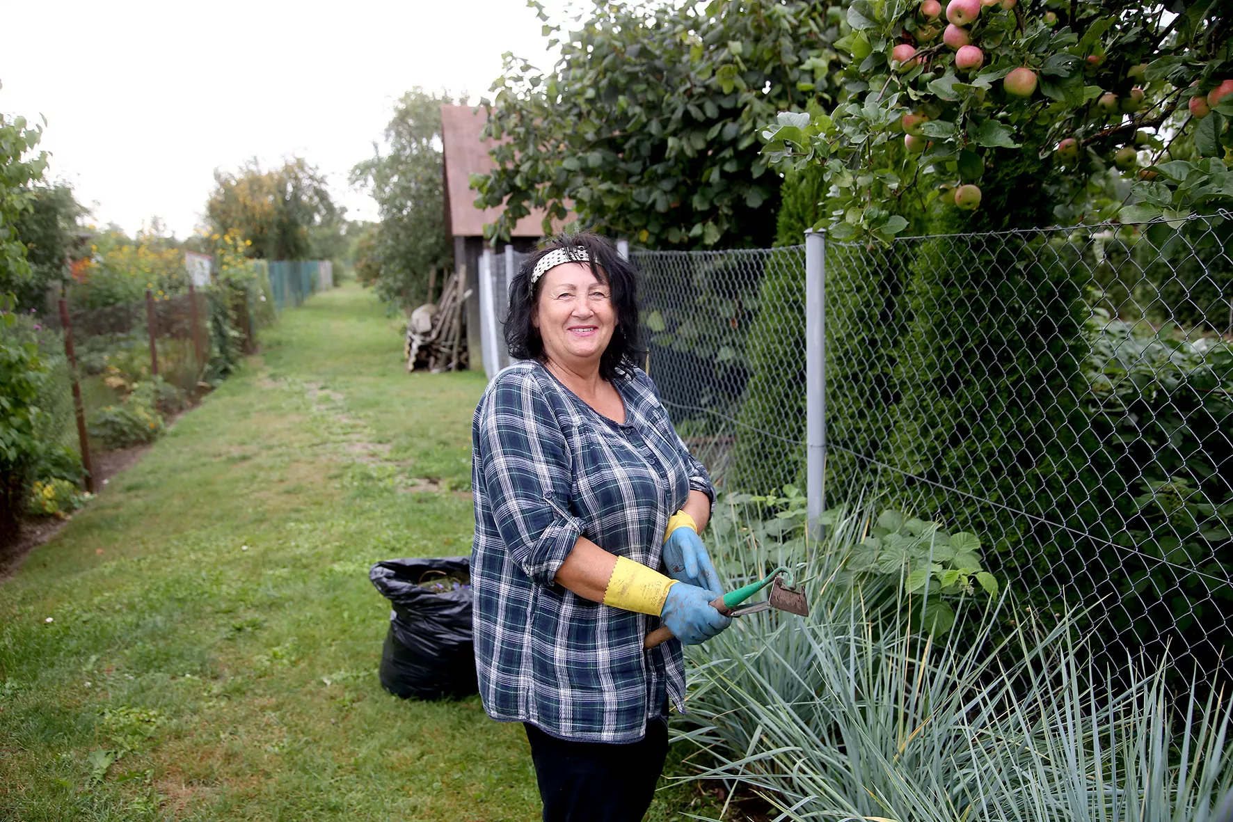 Apžiūrėdama darže besipuikuojančias daržoves su šypsena veide Justinavos sodų aktualijas mums dėsto ponia Valė. A. Barzdžiaus nuotr. 