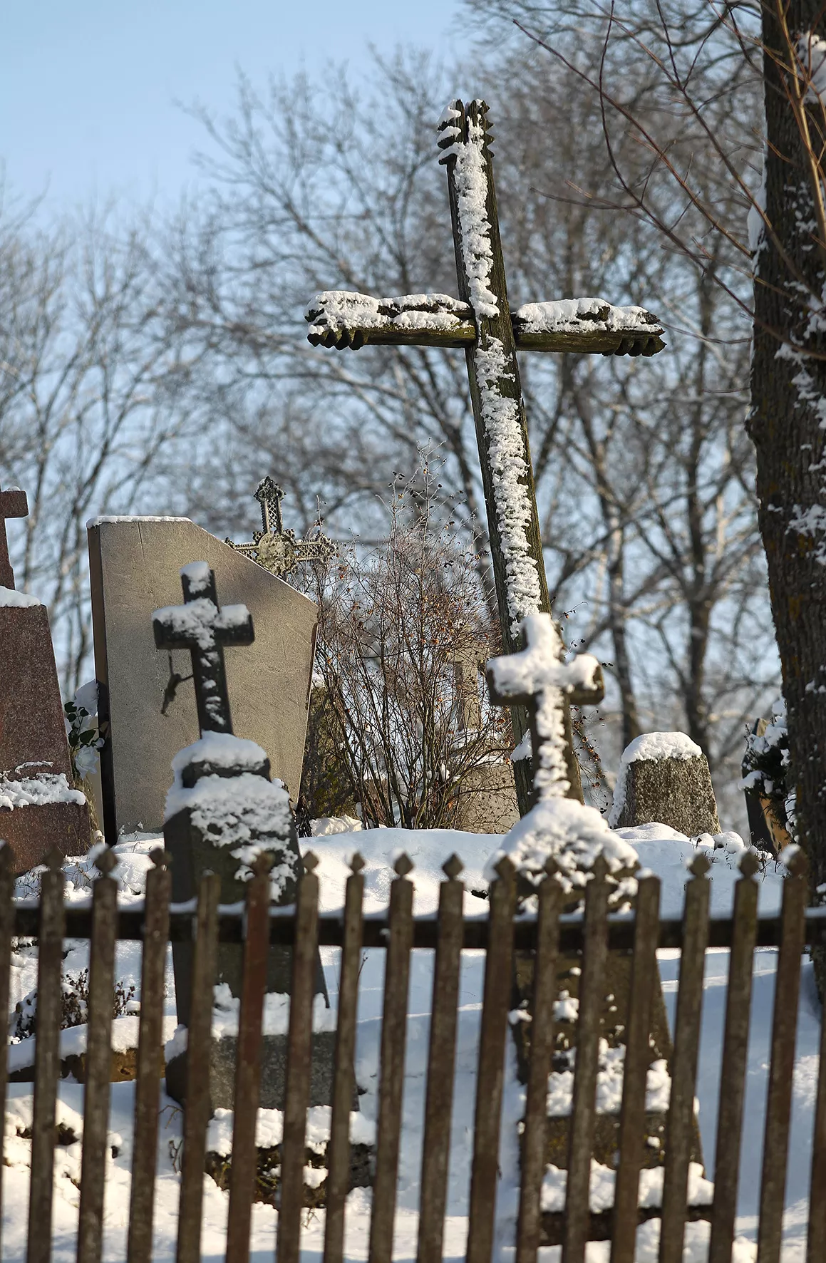 Šalia bažnyčios įrengtos parapijos kapinės. A. Barzdžiaus nuotr.