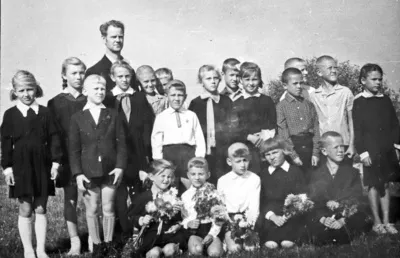 Globinų pradinės mokyklos mokinukai (antra iš kairės – Gėlė) su mokytoju Petru Pranu Bakanu.