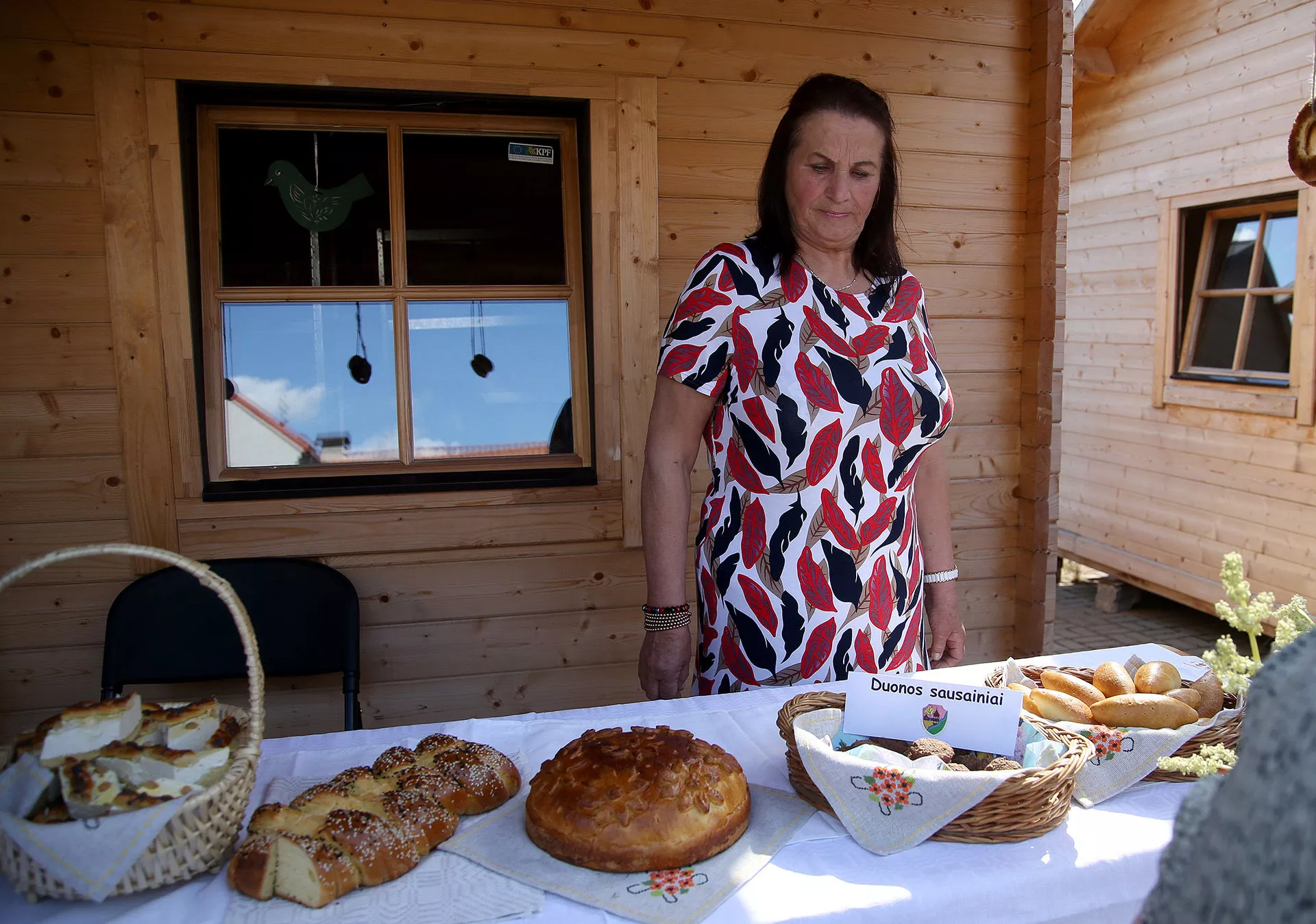 Labūnavoje daugiau nei 45 metus gyvenanti Vanda Jablonskienė vaišino miestelėnus mielinės tešlos pyragu, bandelėmis ir duonos sausainiais. A. Barzdžiaus nuotr.
