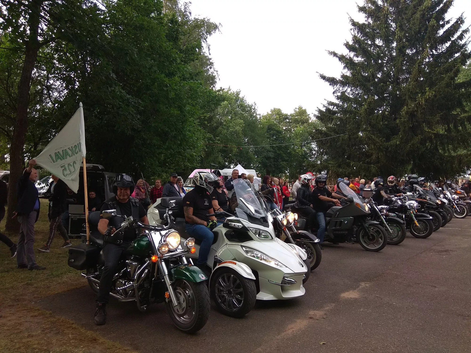 Susirinkusiuosius pirmieji pasveikino Kėdainių baikeriai, kurie galingu motociklų gausmu kvietė triukšmingai švęsti.  