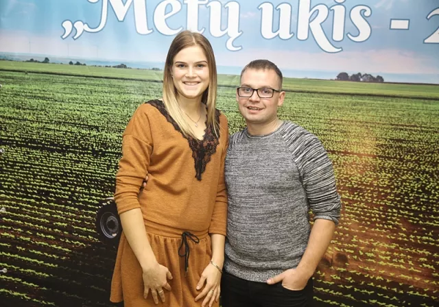 Ūkininkų vakaronėje Emilija ir Ričardas Kvekšai apdovanoti padėkos raštu už dalyvavimą konkurse „Metų ūkis 2019“. Gražias akimirkas primins ir prizas su simboliniu žemdirbio prakaito lašu.