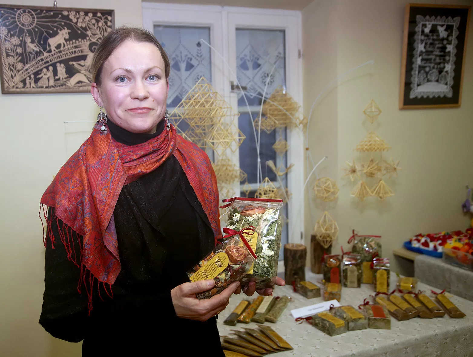 Šalia Miegėnų, Paberžėje, gyvenanti Vida Bukauskienė jau trylika metų užsiima suvenyrinių arbatų iš žolelių gamyba. / Algimanto Barzdžiaus nuotr. 