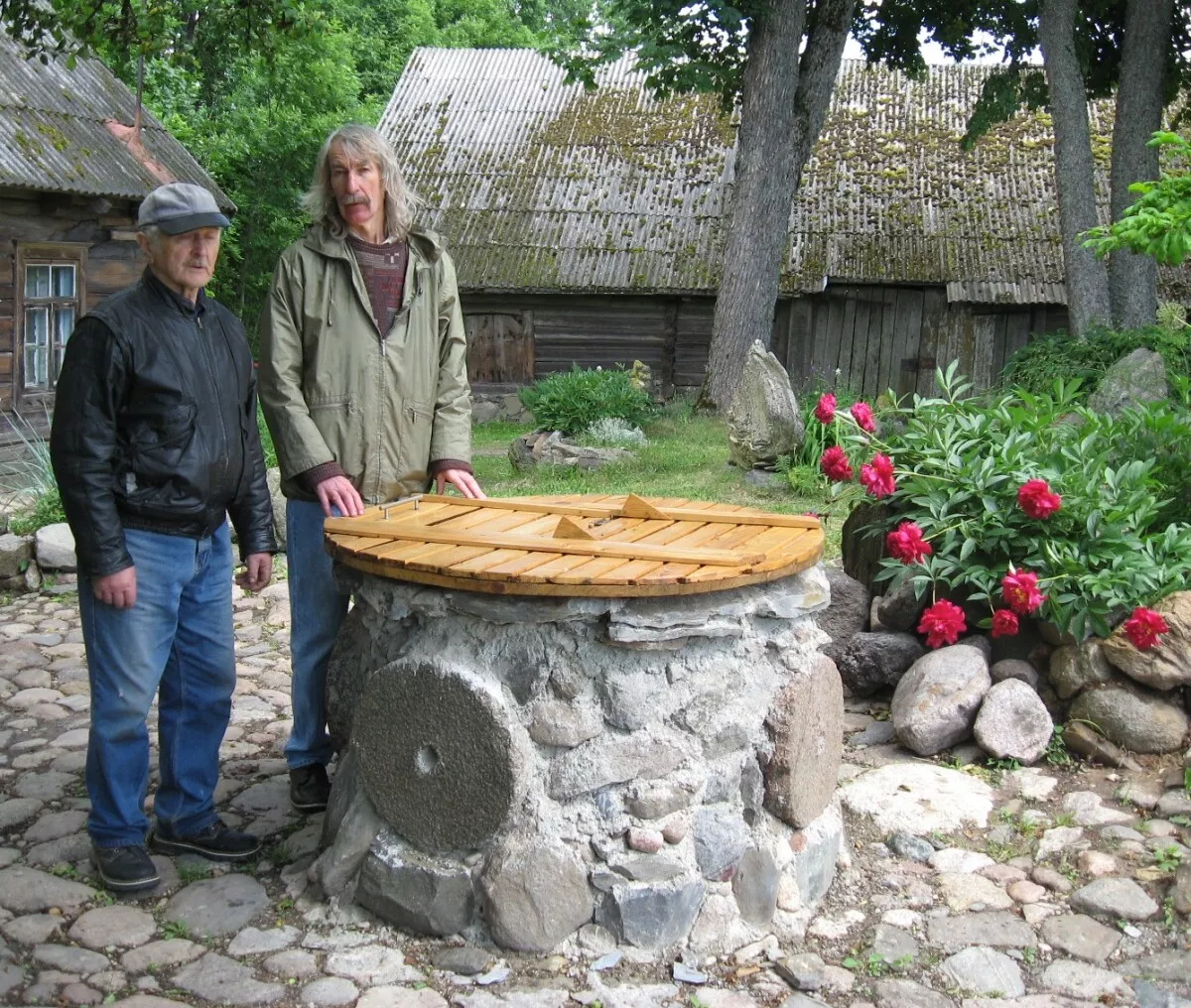 A.Satkus su Daugailių ūkininku Jonu Repšiu, kurio sodyboje sukūrė ištisą akmenų miestą.