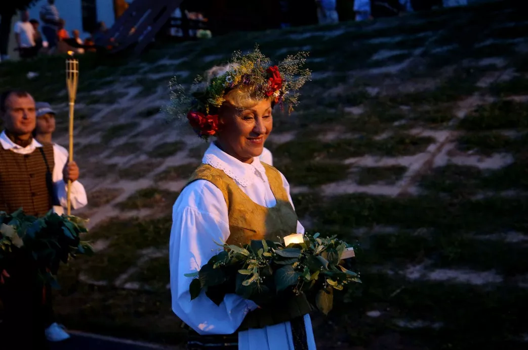 Viena gražiausių Joninių tradicijų – vandenin paleisti žolynų ir gėlių vainiku papuoštą žvakelę. Algimanto Barzdžiaus / „Rinkos aikštės“ archyvo nuotr.