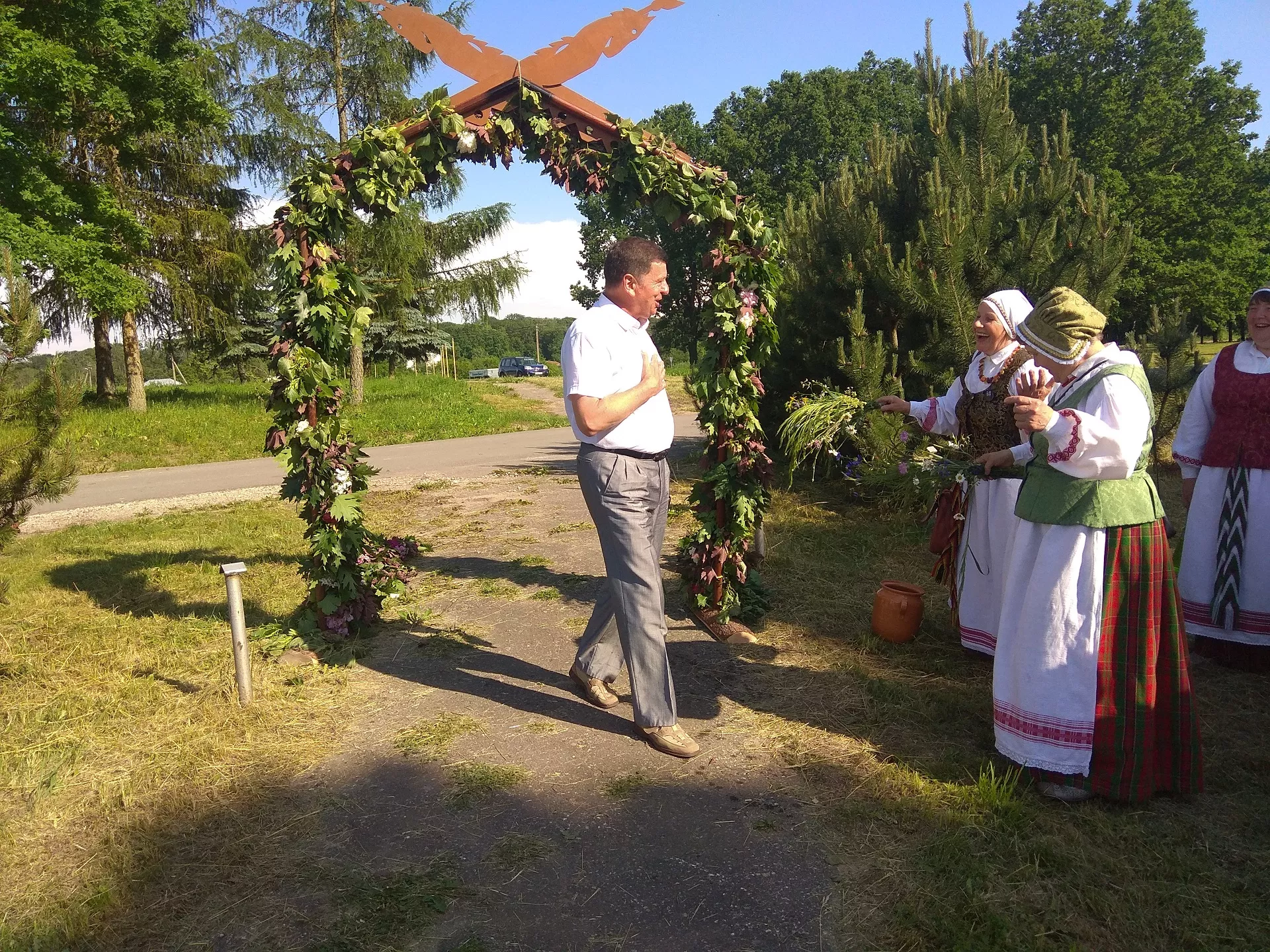 Susirinkusius Dotnuvos seniūnijos gyventojus ir šventės svečius pasveikino Kėdainių rajono savivaldybės meras V. Tamulis. Dimitrijaus Kuprijanovo nuotr.