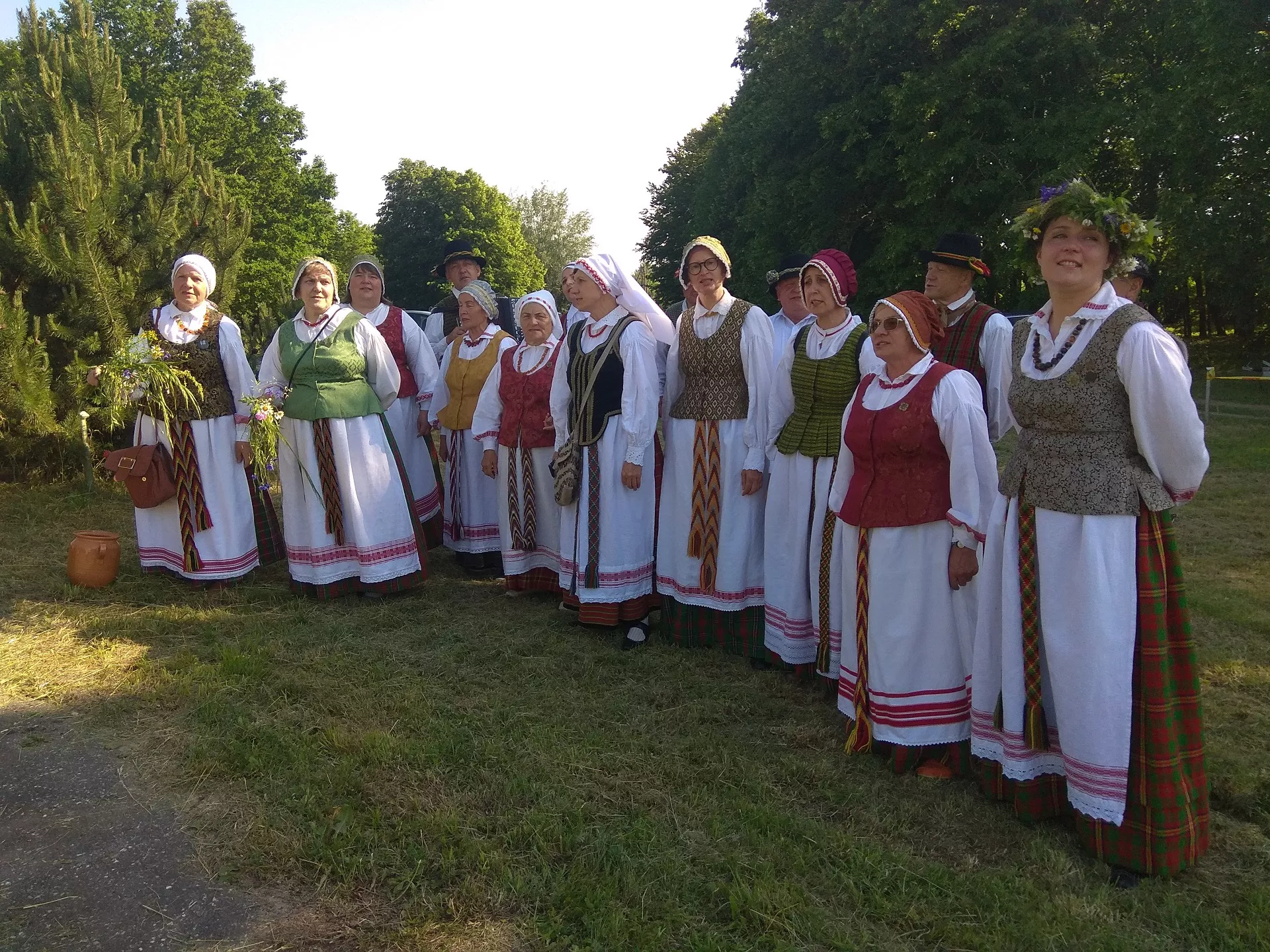 Šienpjovius ir šventės dalyvius dainomis pasitiko Akademijos kultūros centro meno mėgėjų kolektyvai. Dimitrijaus Kuprijanovo nuotr.