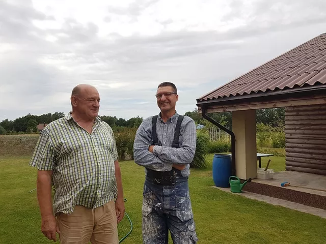 Autorės nuotr.: maciutiškis S. Bučinskas (kairėje) savo kieme šią vasarą rado apie 2 000 koloradų, o kaimynas S. Kairys neatsistebi, kad šiemet grybai aplipę šliužais. 