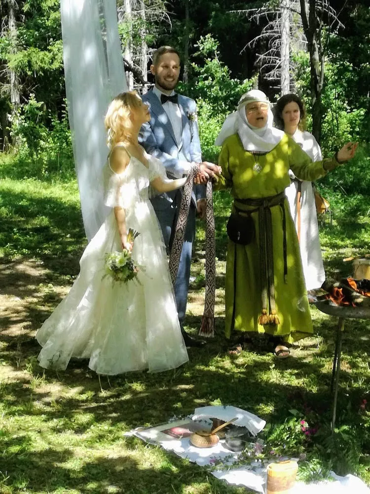 Indrės ir Mindaugo Ališauskų santuokoje buvo ir pačių jų sugalvotos priesaikos, ir širdžiai artima baltiška simbolika.